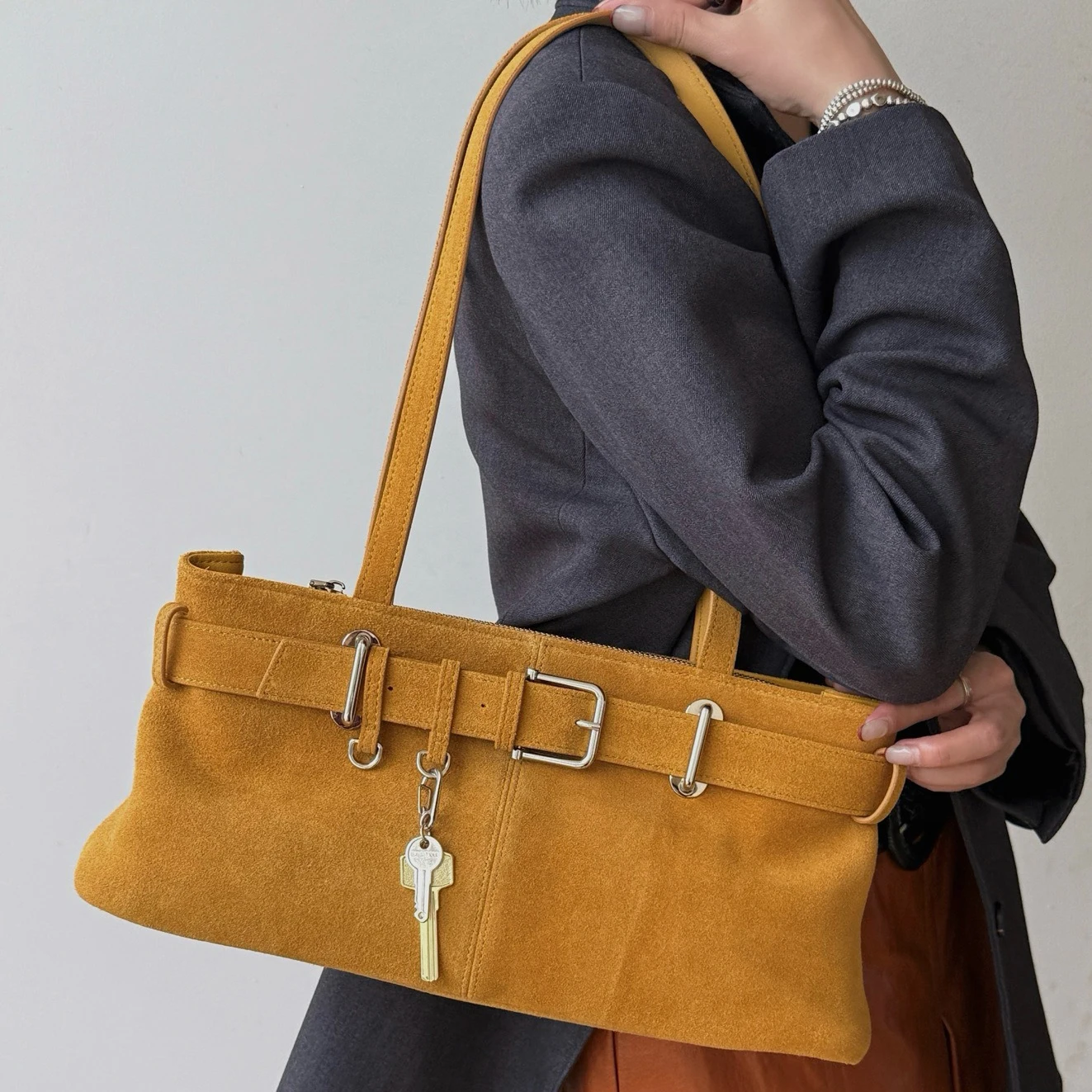 Suede Women's Armpit Bag 2025 Autumn New Niche Design Belt Buckle European and American Fashionable Handbag Fashion Shoulder Bag
Suede Women's Armpit Bag 2025 Autumn New Niche Design Belt Buckle European and American Fashionable Handbag Fashion Shoulder Bag