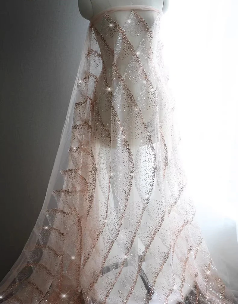 1 ярд, новая мягкая сетчатая ткань, волны и мерцающие легкие гвозди, вышивка бисером, телес, свадебное платье, ткани Cheongsam для одежды
1 ярд, новая мягкая сетчатая ткань, волны и мерцающие легкие гвозди, вышивка бисером, телес, свадебное платье, ткани Cheongsam для одежды