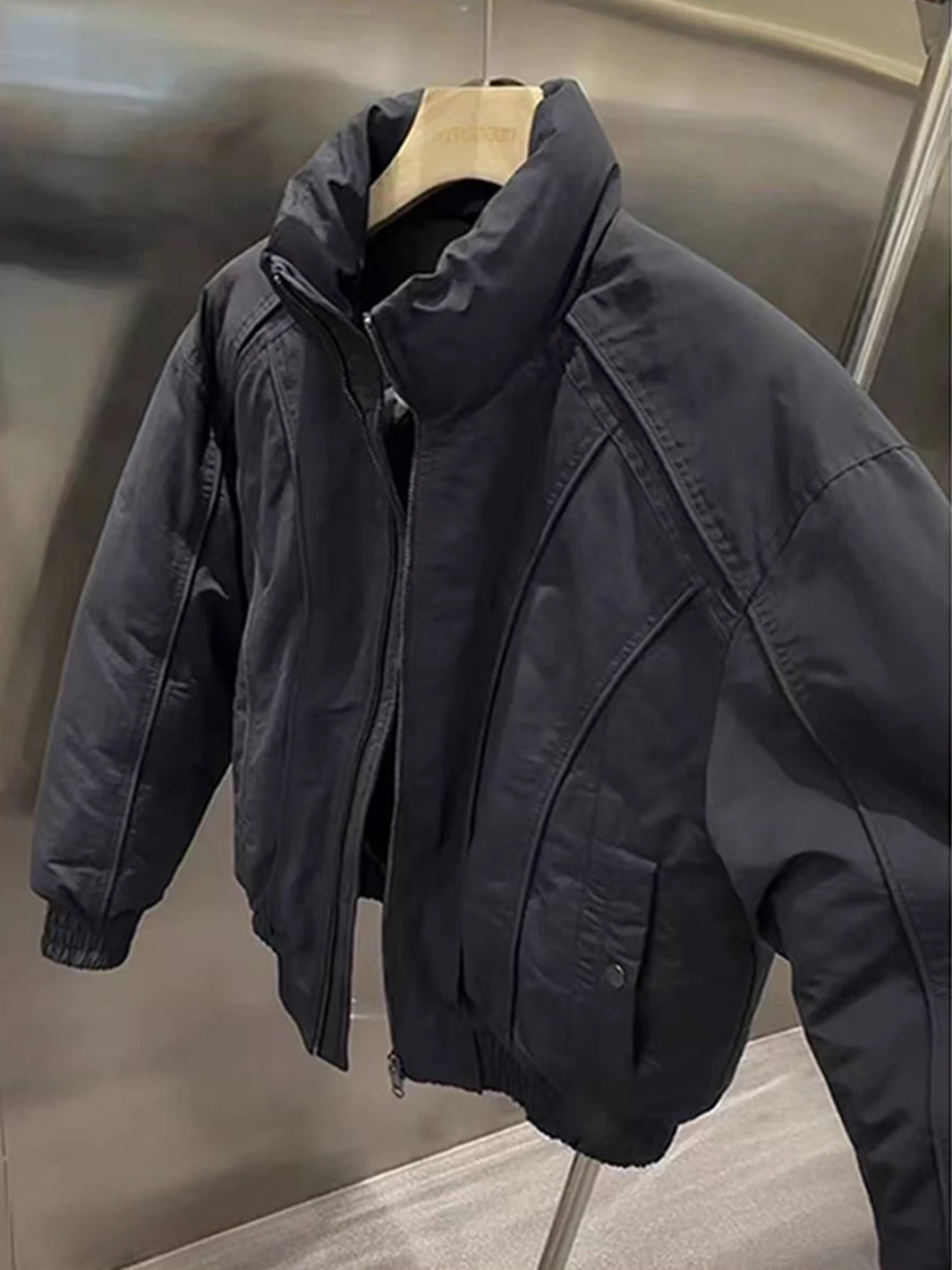 Мужская утепленная хлопковая куртка с воротником-стойкой, в бейсбольном стиле, зимняя теплая верхняя одежда, черная рабочая одежда для мужчин, повседневная модная.
Мужская утепленная хлопковая куртка с воротником-стойкой, в бейсбольном стиле, зимняя теплая верхняя одежда, черная рабочая одежда для мужчин, повседневная модная.