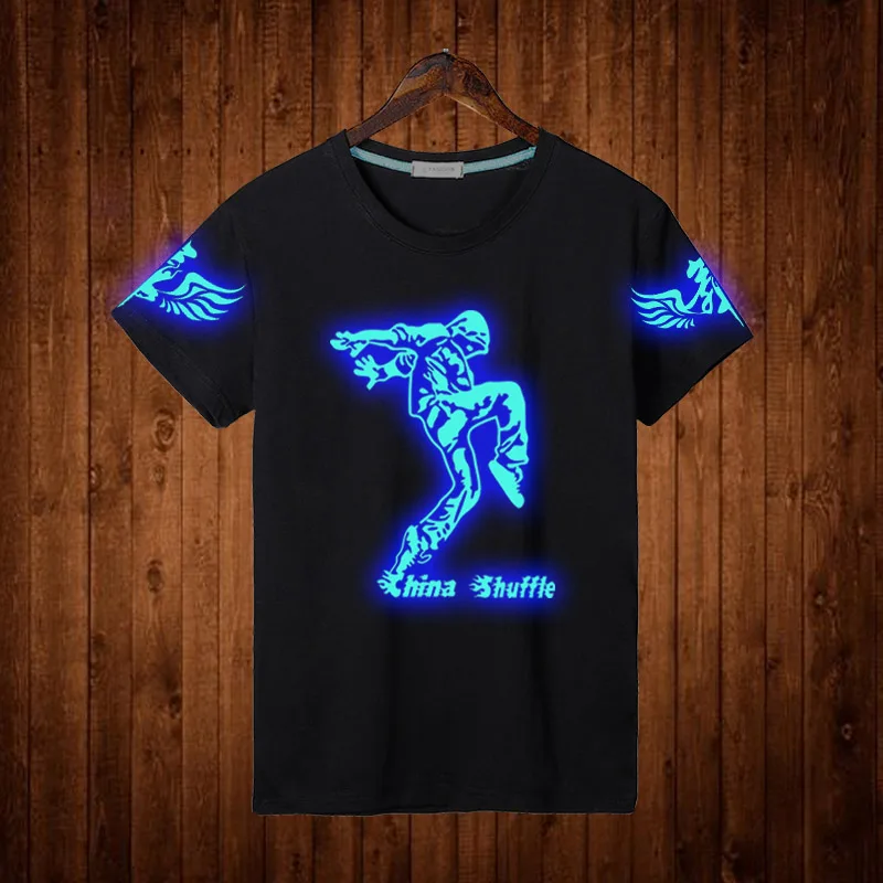 a Black Men 's Short-sleeved T-shirt with Fashionable Cool Patterns That Can Shine in The Dark
a Black Men 's Short-sleeved T-shirt with Fashionable Cool Patterns That Can Shine in The Dark