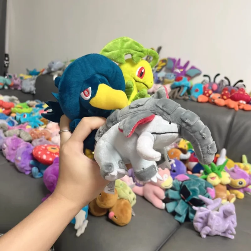 Подлинная плюшевая кукла PokéMon Palm Series, маленькая горная свинья-мессенджер, птица-пачка, собака, черная кукла Luga, трава, рассада, черепаха Pogaman
Подлинная плюшевая кукла PokéMon Palm Series, маленькая горная свинья-мессенджер, птица-пачка, собака, черная кукла Luga, трава, рассада, черепаха Pogaman