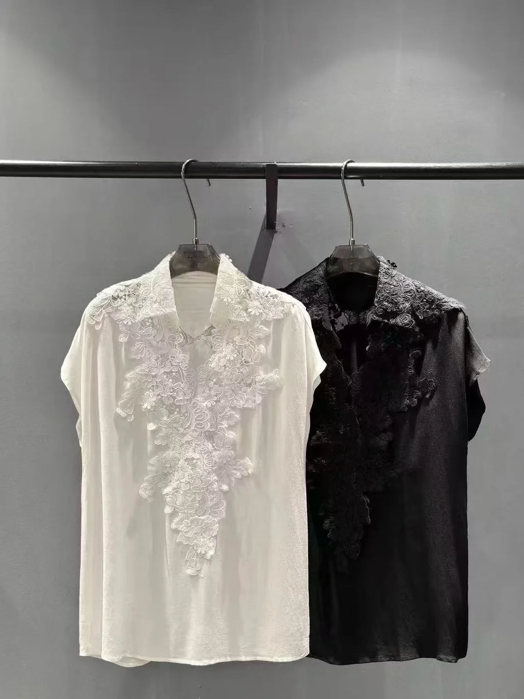 Elegant Lace Splicing Shirt Heavy Embroidery Turn-down Collar French Style Loose Fit Breathable Skin-friendly Summer Top for ...
Elegant Lace Splicing Shirt Heavy Embroidery Turn-down Collar French Style Loose Fit Breathable Skin-friendly Summer Top for ...