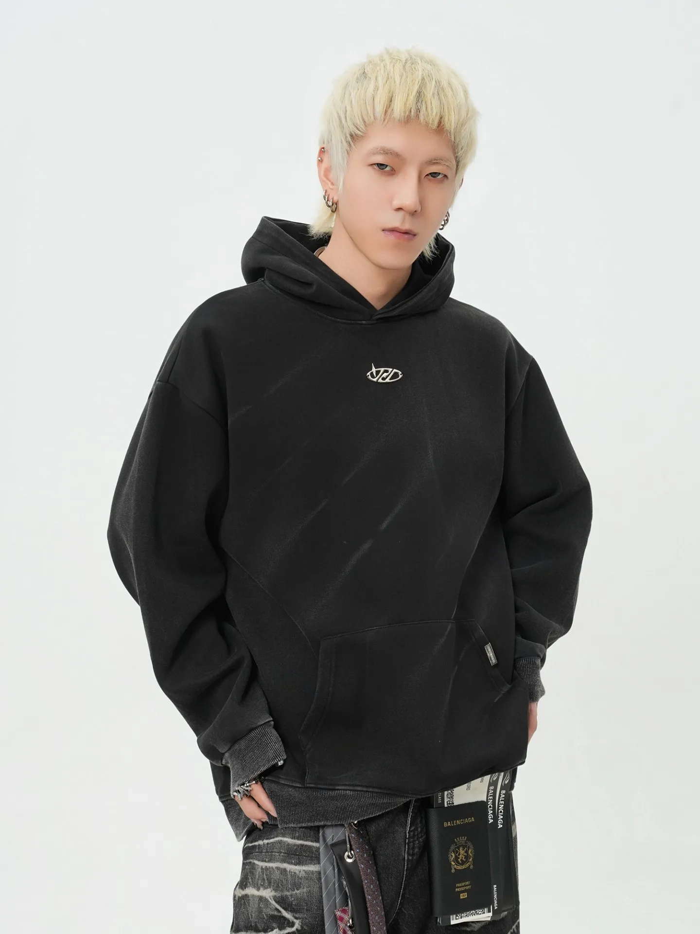 Мужская толстовка Waed adient в американском ретро-стиле с эффектом тяжелого окрашивания, осенне-зимняя, от модного бренда, с капюшоном, свободного кроя, с длинными рукавами, хлопковая.
Мужская толстовка Waed adient в американском ретро-стиле с эффектом тяжелого окрашивания, осенне-зимняя, от модного бренда, с капюшоном, свободного кроя, с длинными рукавами, хлопковая.