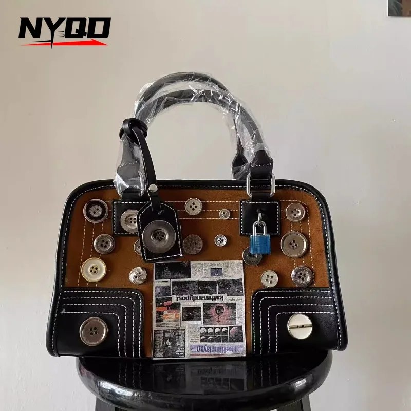 Creative Y2K Retro Button Suede Shoulder Boston Bag Women Designer Bolsos Vintage Handbag Girl Large Capacity Crossbody Tote Bag
Creative Y2K Retro Button Suede Shoulder Boston Bag Women Designer Bolsos Vintage Handbag Girl Large Capacity Crossbody Tote Bag