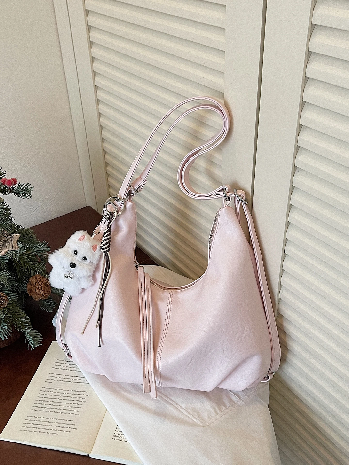 Large Capacity Commuter Tote Bag Women's Fashionable Shoulder Crossbody Bag Casual Soft Leather Bucket Shape Zipper Closure
Large Capacity Commuter Tote Bag Women's Fashionable Shoulder Crossbody Bag Casual Soft Leather Bucket Shape Zipper Closure