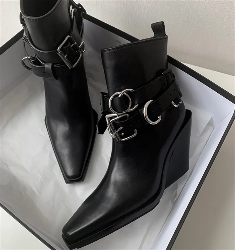 Designer Straps Women Chelsea Boots Pointed Toe High Heel Ankle Botas Mujer Ladies Autumn Wedge Shoes Short Booties Wedges
Designer Straps Women Chelsea Boots Pointed Toe High Heel Ankle Botas Mujer Ladies Autumn Wedge Shoes Short Booties Wedges