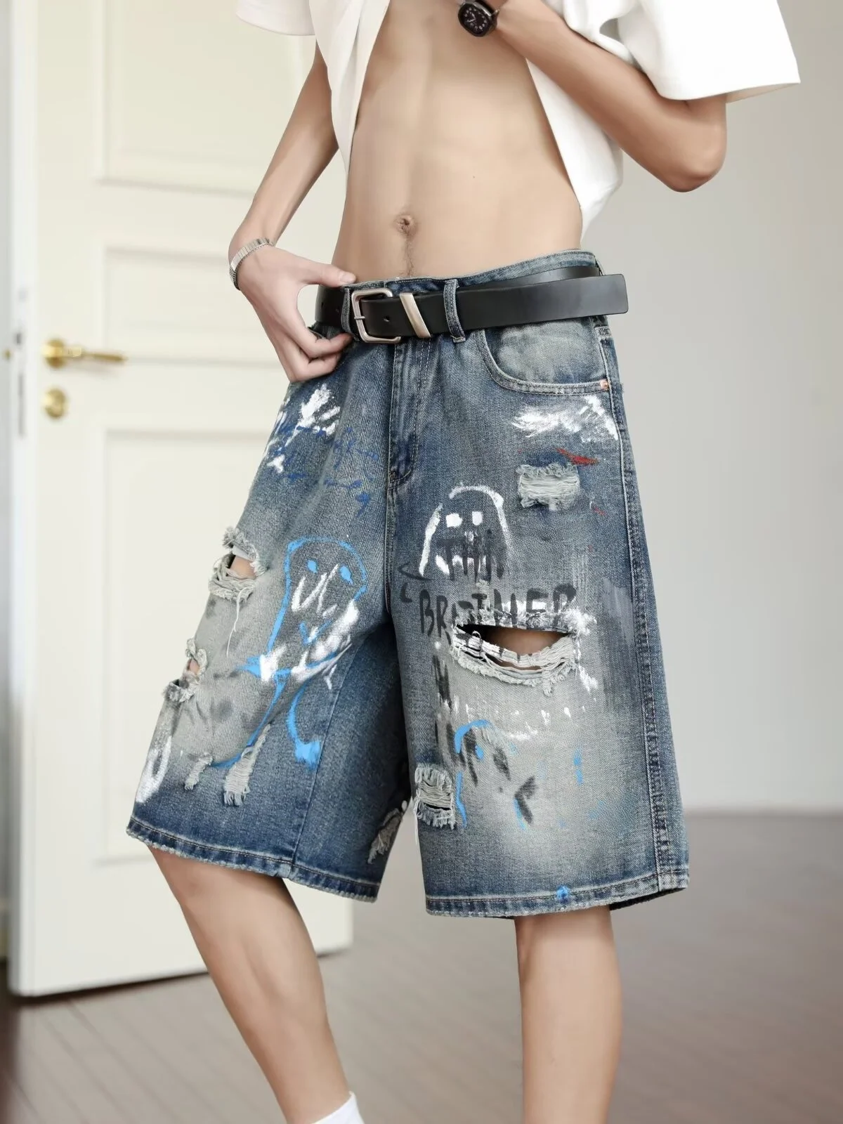 Street Style Graffiti Hole Denim Shorts Men's Trendy Loose Wide Leg Five-Quarter Pants Cool And Handsome Mid-Pants
Street Style Graffiti Hole Denim Shorts Men's Trendy Loose Wide Leg Five-Quarter Pants Cool And Handsome Mid-Pants