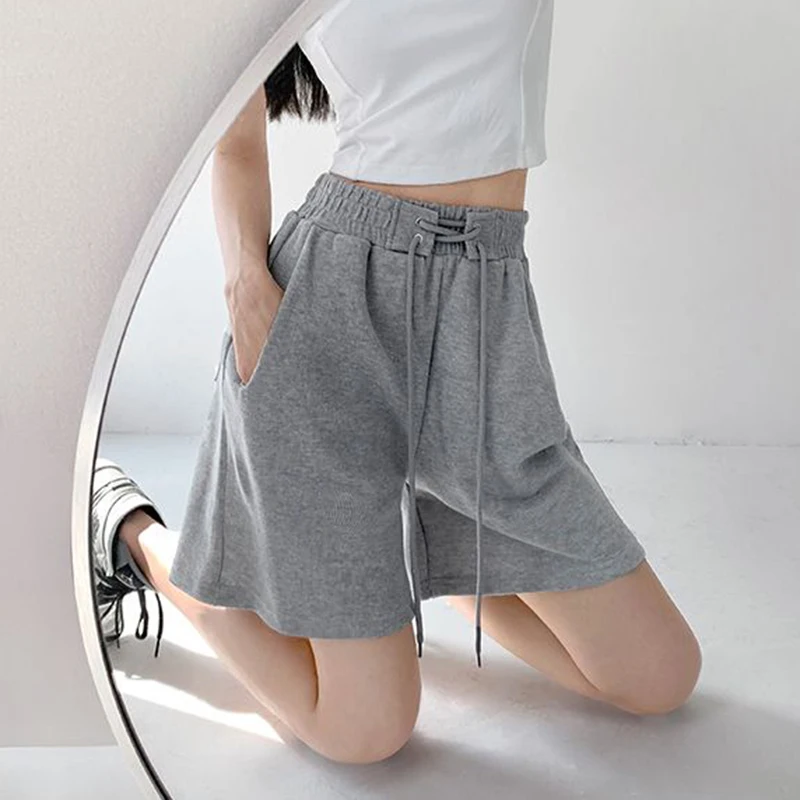 Летние женские удобные повседневные шорты, однотонные, с высокой талией, джоггеры, модные свободные шорты на шнурке для девушек
Летние женские удобные повседневные шорты, однотонные, с высокой талией, джоггеры, модные свободные шорты на шнурке для девушек