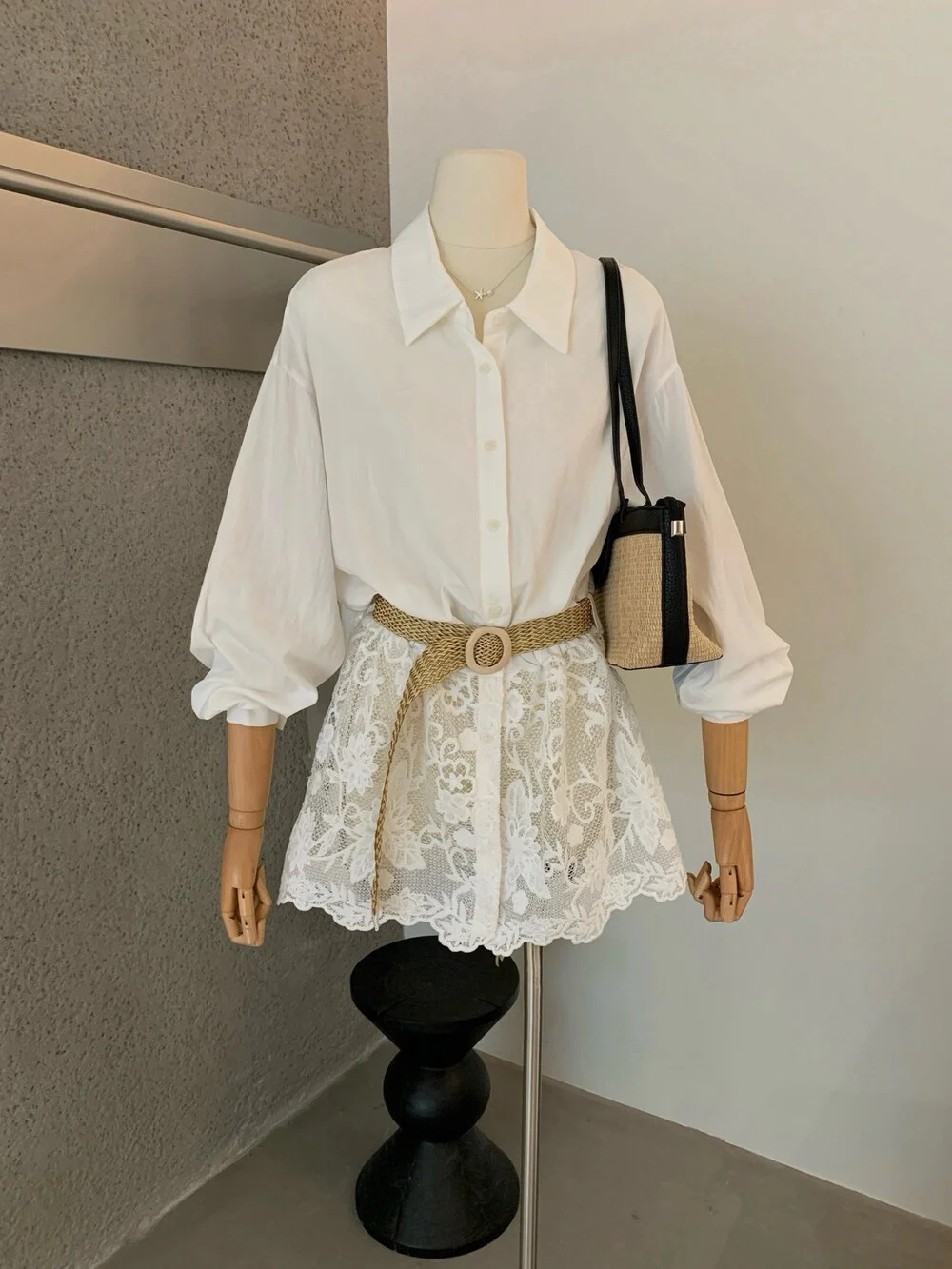 Loose Women's Linen Shirt Lace Splicing Summer New Style Commuting Outfit Dongda Gate 2026 French Style Slimming Thin Shirt
Loose Women's Linen Shirt Lace Splicing Summer New Style Commuting Outfit Dongda Gate 2026 French Style Slimming Thin Shirt