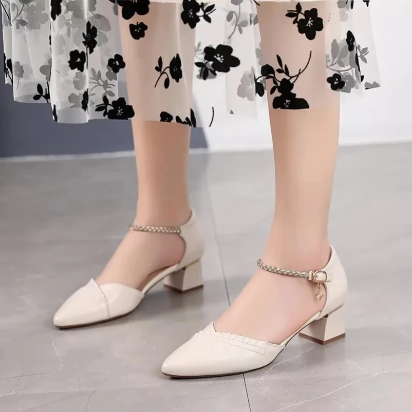 Лето 2023, новые сандалии из воловьей кожи с острым носком, женские кожаные сандалии большого размера на толстом каблуке, элегантные темпераментные женские сандалии
Лето 2023, новые сандалии из воловьей кожи с острым носком, женские кожаные сандалии большого размера на толстом каблуке, элегантные темпераментные женские сандалии