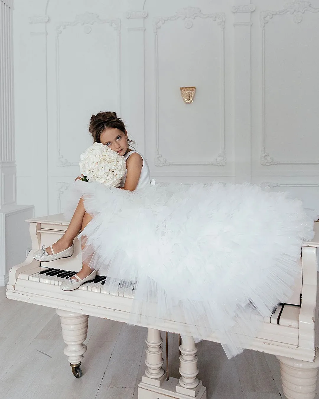 White Sparkling Flower Girl Dress For Wedding Puffy Tulle Ruffles Layered Princess Kids Birthday Party First Communion Ball Gown
White Sparkling Flower Girl Dress For Wedding Puffy Tulle Ruffles Layered Princess Kids Birthday Party First Communion Ball Gown