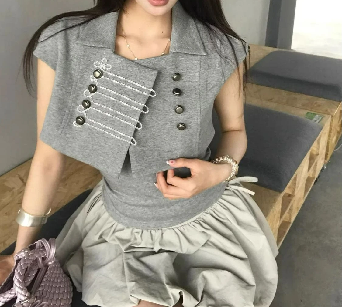 Double-breasted Front Shoulder Short-sleeved Suit Women's Summer New Short Vest Suspender Cardigan Two-piece Set
Double-breasted Front Shoulder Short-sleeved Suit Women's Summer New Short Vest Suspender Cardigan Two-piece Set
