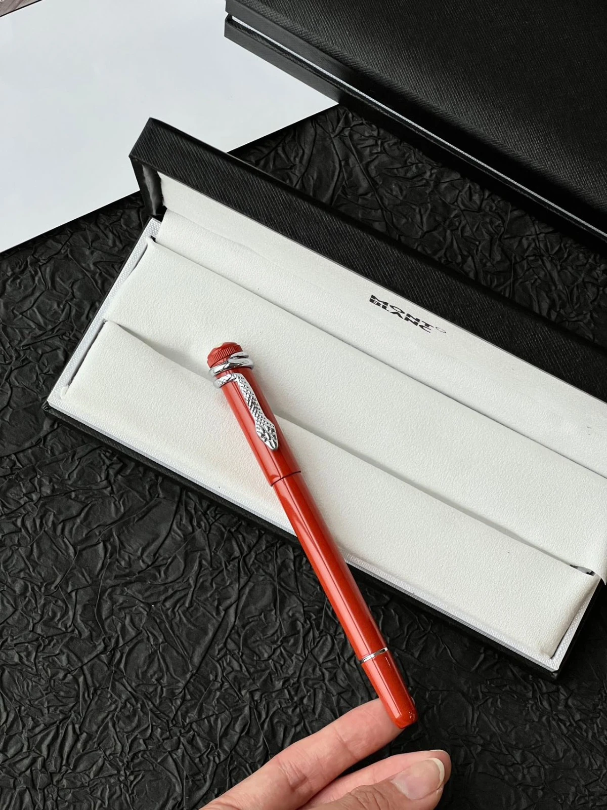 Роскошная перьевая ручка с декором в виде змеи, новый винтажный дизайн, премиум-класс, для бизнеса и офиса, для подписи, изысканные канцелярские принадлежности, подарочная коробка
Роскошная перьевая ручка с декором в виде змеи, новый винтажный дизайн, премиум-класс, для бизнеса и офиса, для подписи, изысканные канцелярские принадлежности, подарочная коробка