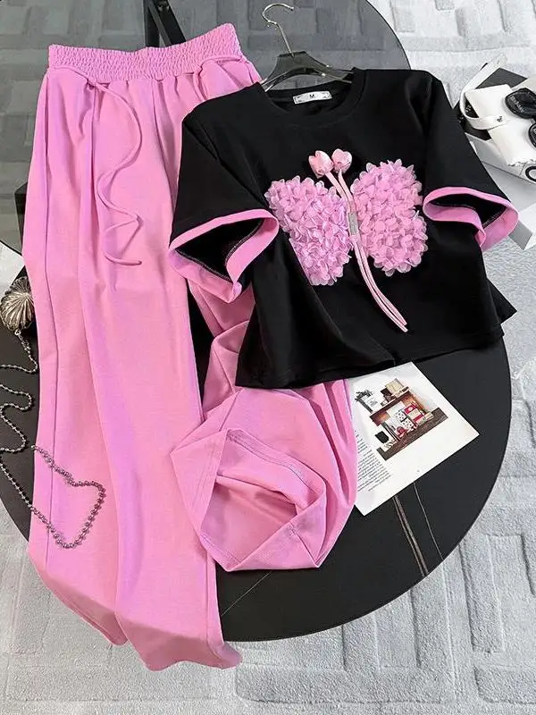Summer 2026 Fashionable Short Sleeve Casual Set Women's Trendy Street Sportswear Anti-Aging Wide Leg Pants Two-Piece Set
Summer 2026 Fashionable Short Sleeve Casual Set Women's Trendy Street Sportswear Anti-Aging Wide Leg Pants Two-Piece Set
