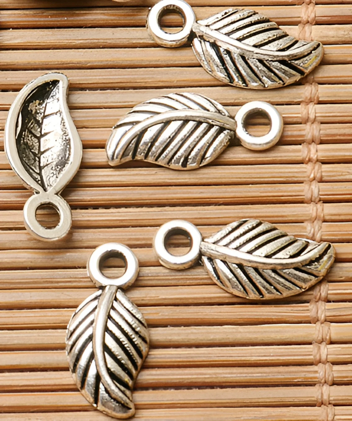50pcs 14*6.7mm Alloy meta tibetan silver color leaf pendants for DIY jewelry HWEF2790
50pcs 14*6.7mm Alloy meta tibetan silver color leaf pendants for DIY jewelry HWEF2790