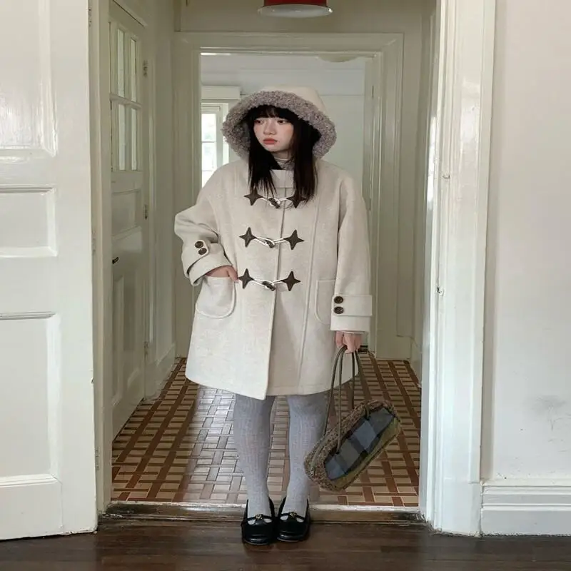 Новая зимняя женская шерстяная куртка-пальто в академическом стиле, серая, с капюшоном и меховым воротником, средней длины, из твида, милый, кавайный, модный, трендовый, хит продаж
Новая зимняя женская шерстяная куртка-пальто в академическом стиле, серая, с капюшоном и меховым воротником, средней длины, из твида, милый, кавайный, модный, трендовый, хит продаж