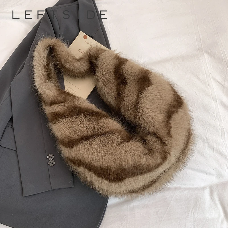 LEFTSIDE Soft Faux Fur Large Capacity Shoulder Bags for Women 2025 Winter New Korean Fashion Handbags Trend Underarm Bag
LEFTSIDE Soft Faux Fur Large Capacity Shoulder Bags for Women 2025 Winter New Korean Fashion Handbags Trend Underarm Bag