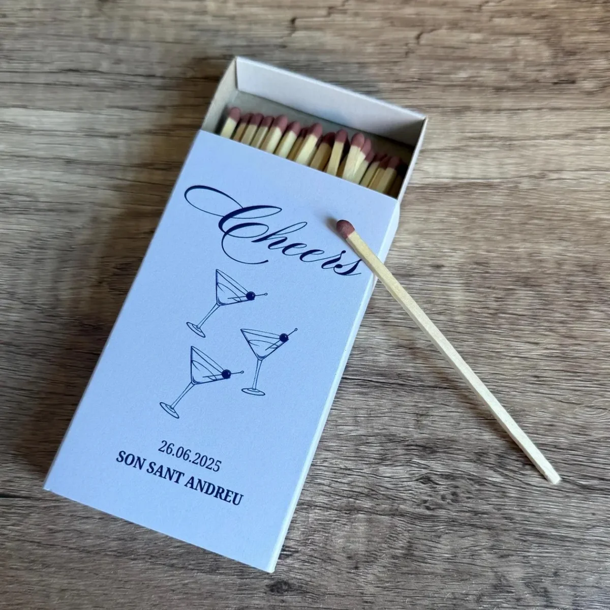 Персонализированные свадебные большие сувениры в спичках | Специальные спичечные коробки с безопасными спичечными коробками | Уникальный декор событий | Все произведения искусства вкл
Персонализированные свадебные большие сувениры в спичках | Специальные спичечные коробки с безопасными спичечными коробками | Уникальный декор событий | Все произведения искусства вкл