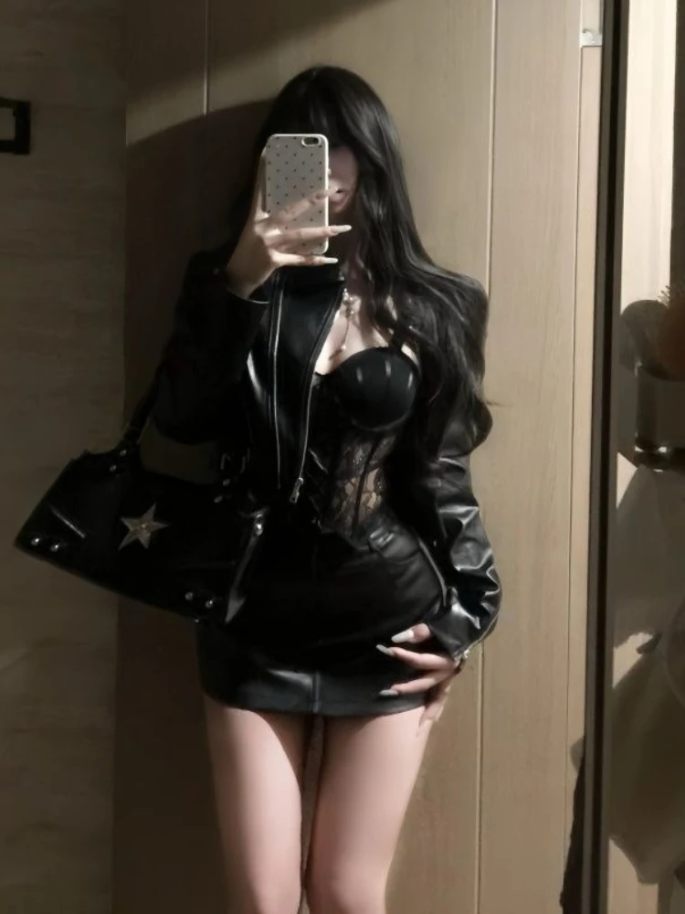 Горячая девушка Эстетический винтажный комплект из 3 предметов Женский темный сексуальный Y2k Панк Короткая кожаная куртка Черный жилет + готическая посылка Хип-юбка
Горячая девушка Эстетический винтажный комплект из 3 предметов Женский темный сексуальный Y2k Панк Короткая кожаная куртка Черный жилет + готическая посылка Хип-юбка