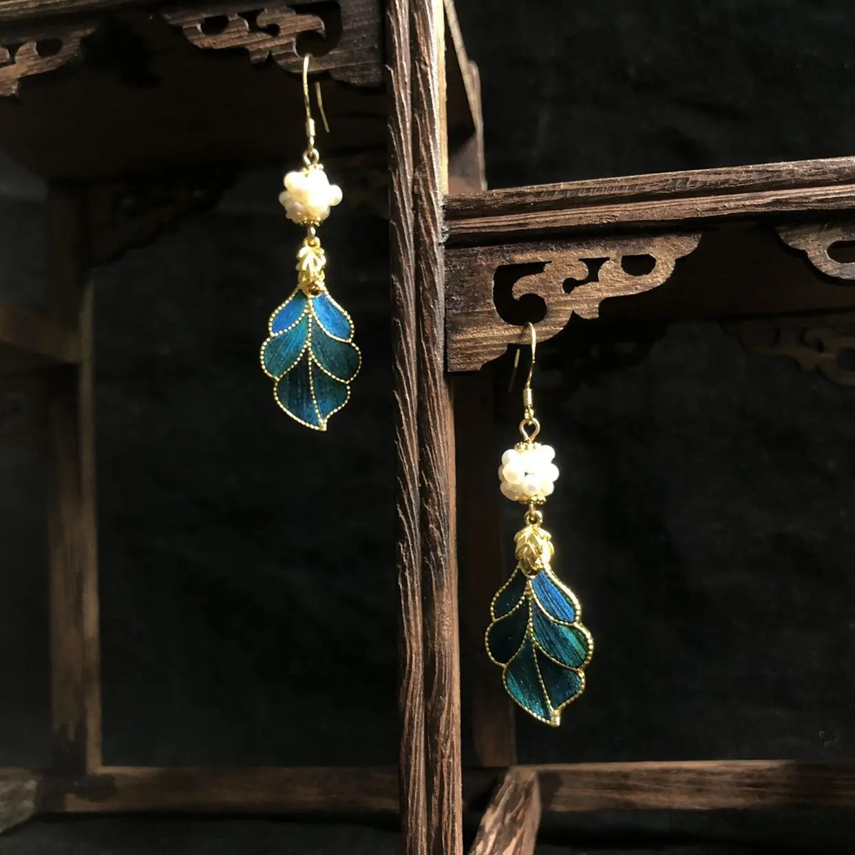 Chinese Style Enamel Craftsmanship, Leaf Shaped Pearl Women's Earrings, Paired with Qipao and Hanfu Temperament Accessories
Chinese Style Enamel Craftsmanship, Leaf Shaped Pearl Women's Earrings, Paired with Qipao and Hanfu Temperament Accessories