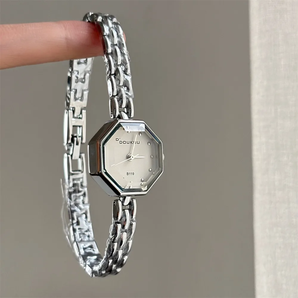 Vintage Polygon Dial Bracelet Watch Elegant Bracelet Strap Quartz Watch Minimalist Luxury Ladies Watch for Women
Vintage Polygon Dial Bracelet Watch Elegant Bracelet Strap Quartz Watch Minimalist Luxury Ladies Watch for Women