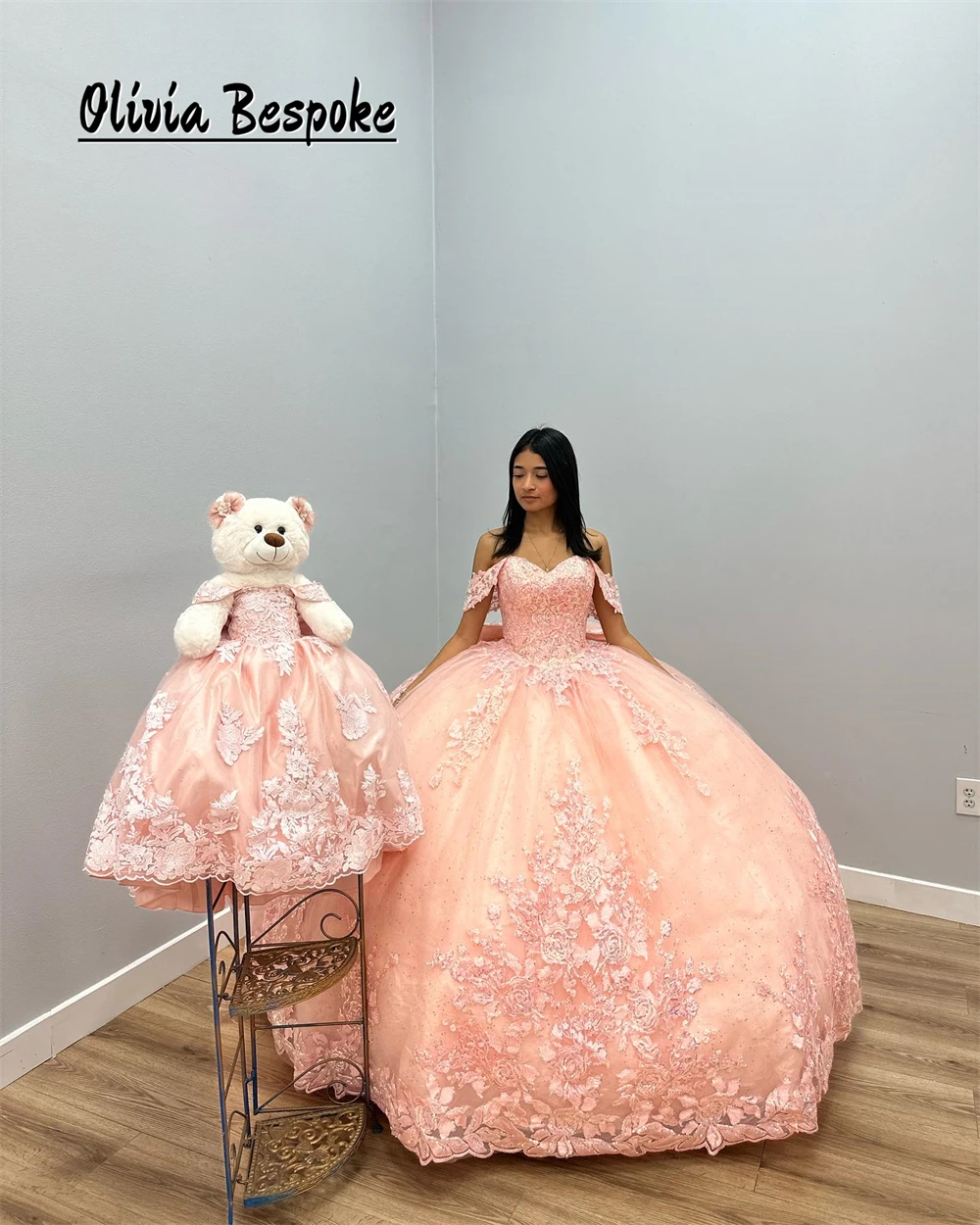 Conspicuous Pink Lace Appliques Personalized Quinceanera Teddy Bear Dresses Off The Shoulder Sweet Sixteen Gifts With Bow
Conspicuous Pink Lace Appliques Personalized Quinceanera Teddy Bear Dresses Off The Shoulder Sweet Sixteen Gifts With Bow