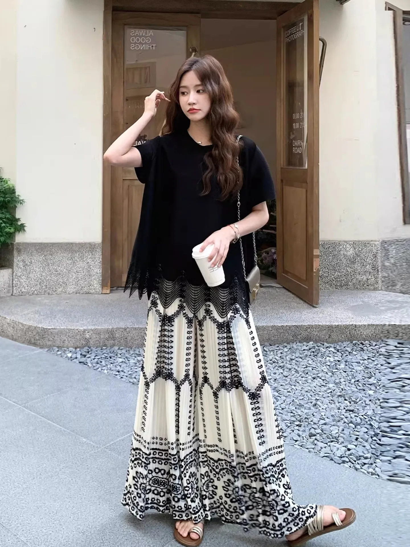 Elegant Lace Patchwork T-Shirt Set Women's Summer Lazy Style Printed Casual Wide Leg Pants Two-Piece Suit Breathable Lightweight
Elegant Lace Patchwork T-Shirt Set Women's Summer Lazy Style Printed Casual Wide Leg Pants Two-Piece Suit Breathable Lightweight