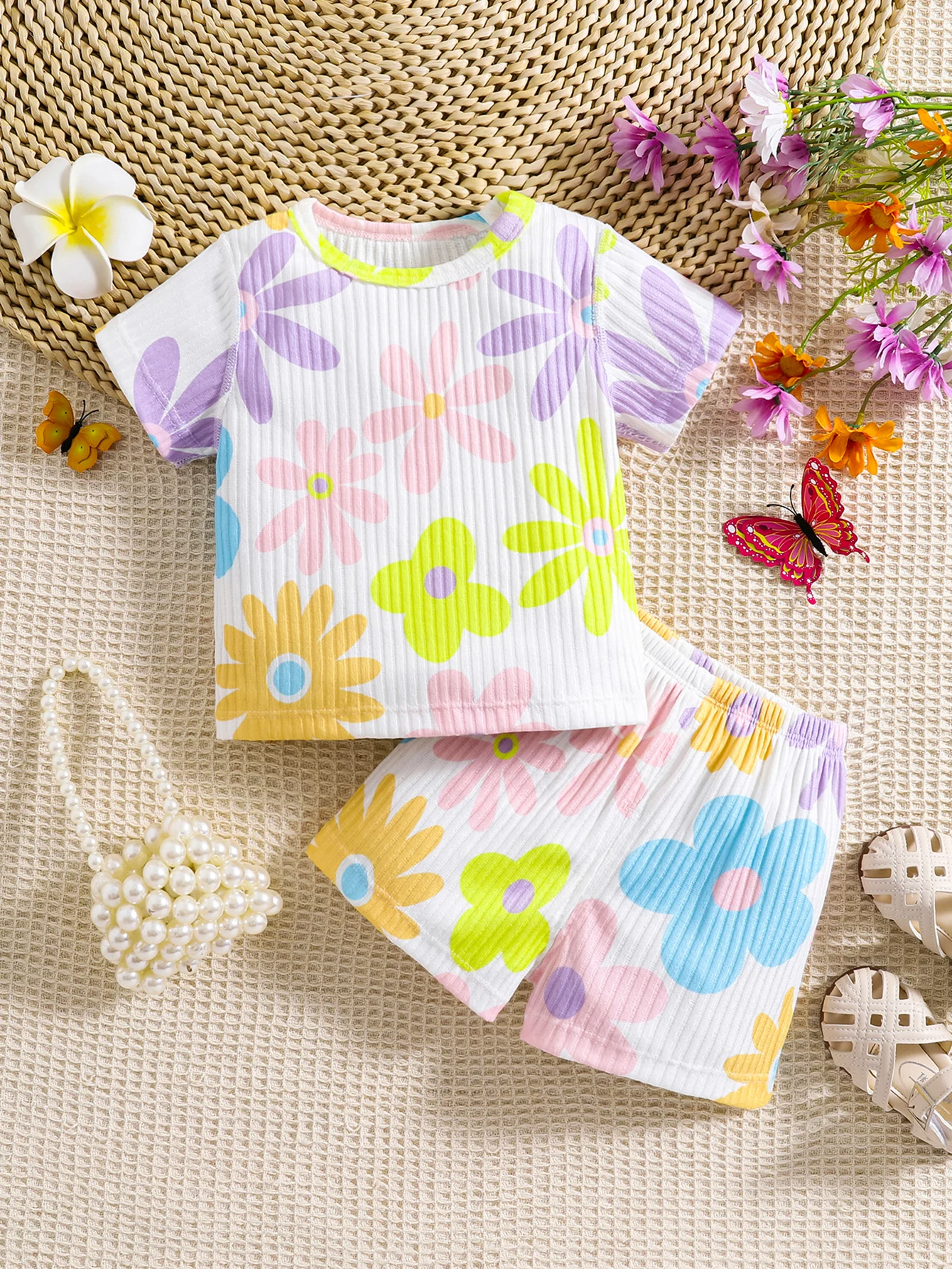 Baby Girl Summer 0-3 Years Old Baby Pit Strip Western Style Flower Print Short Sleeve Shorts Suit 2-Pack
Baby Girl Summer 0-3 Years Old Baby Pit Strip Western Style Flower Print Short Sleeve Shorts Suit 2-Pack