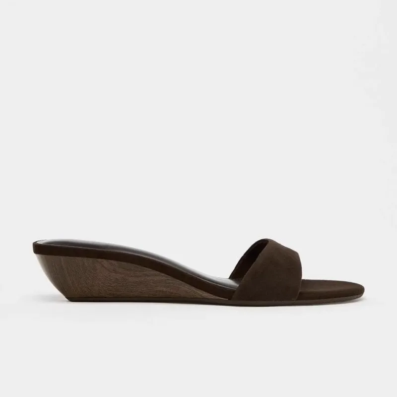 Beautiful wood grain wedge heel leather high heel slippers women's summer wear French small sandals one and a half word slippers
Beautiful wood grain wedge heel leather high heel slippers women's summer wear French small sandals one and a half word slippers