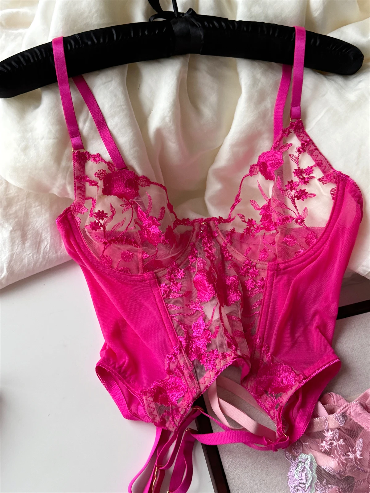 Embroidered lace sexy bralette no steel ring triangle cup big breasts ultra-thin underwear set breathable bra lingerie sets
Embroidered lace sexy bralette no steel ring triangle cup big breasts ultra-thin underwear set breathable bra lingerie sets