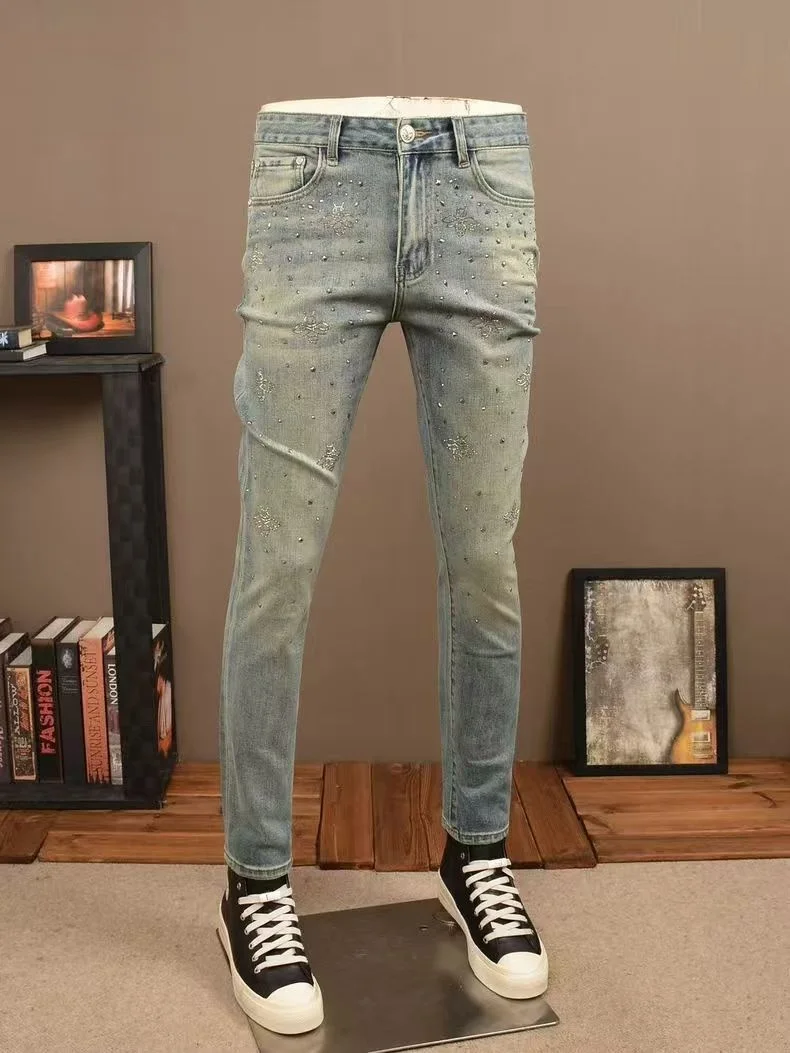 Мужские джинсы Slim Fit Весна 2026: Модные, с эффектом потертости, украшенные стразами, из эластичного хлопкового денима, молодежный городской тренд
Мужские джинсы Slim Fit Весна 2026: Модные, с эффектом потертости, украшенные стразами, из эластичного хлопкового денима, молодежный городской тренд