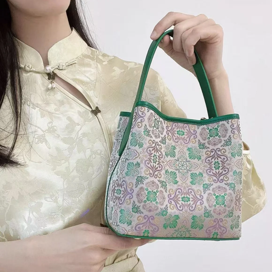 New Chinese-style High-end Embroidered Silk Satin Soft Handbag
New Chinese-style High-end Embroidered Silk Satin Soft Handbag