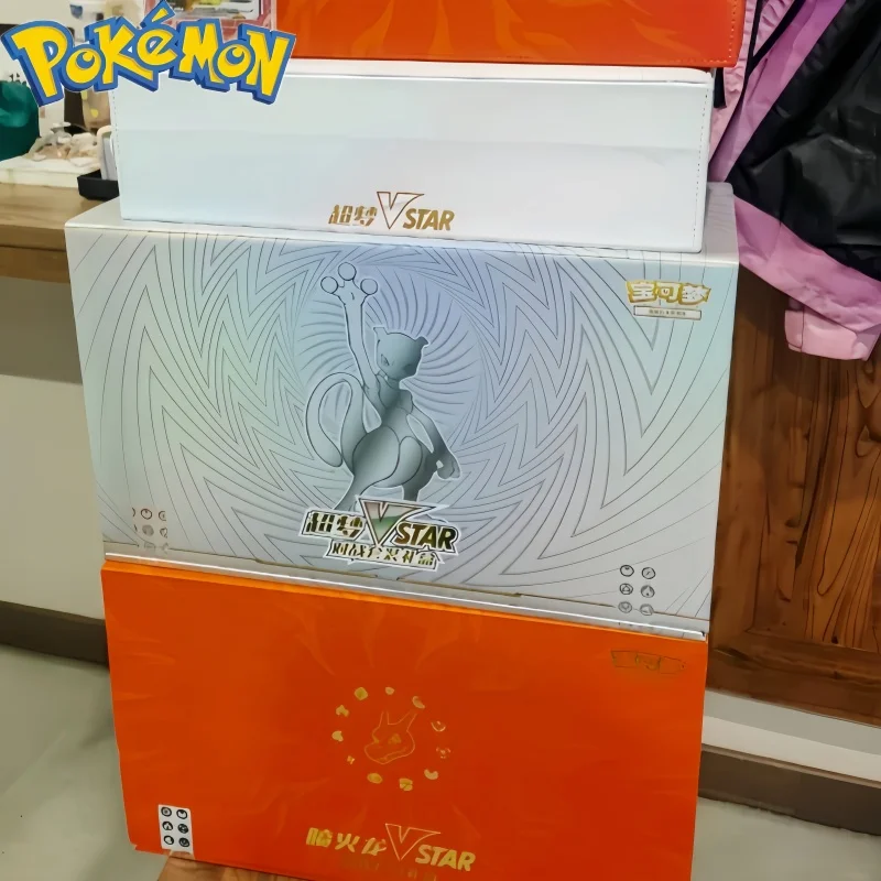 Подлинная карта покемонов Charizard Mewtwo Vstar, коллекционная подарочная коробка, упрощенные китайские коллекционные карточки из ПТКГ, подарки на день рождения для детей
Подлинная карта покемонов Charizard Mewtwo Vstar, коллекционная подарочная коробка, упрощенные китайские коллекционные карточки из ПТКГ, подарки на день рождения для детей