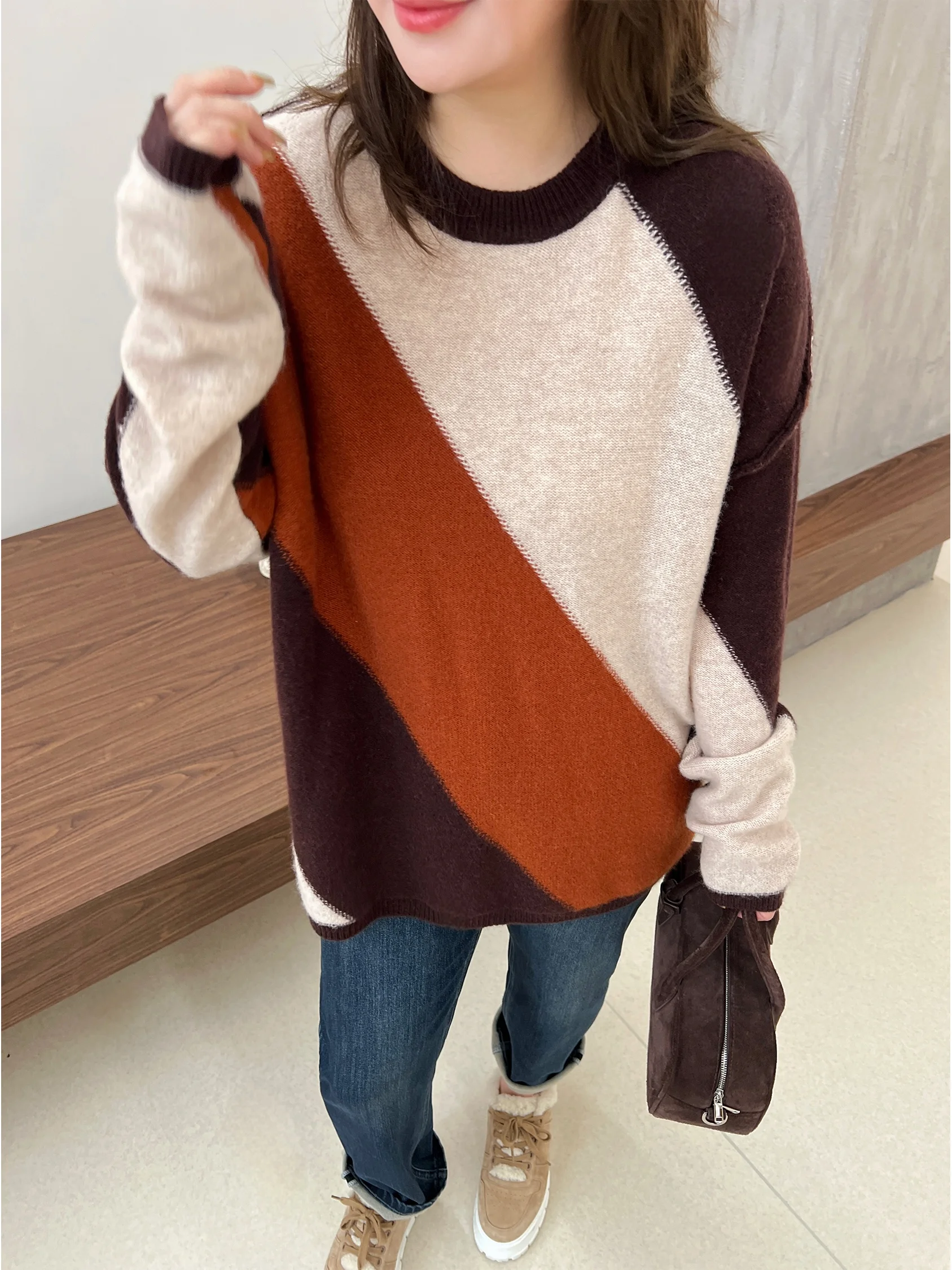 Теплый шерстяной свитер в винтажном стиле, однотонный, 100% шерсть, коллекция JoJo Private Collection, уютный, с длинными рукавами, круглый вырез, трикотаж.
Теплый шерстяной свитер в винтажном стиле, однотонный, 100% шерсть, коллекция JoJo Private Collection, уютный, с длинными рукавами, круглый вырез, трикотаж.