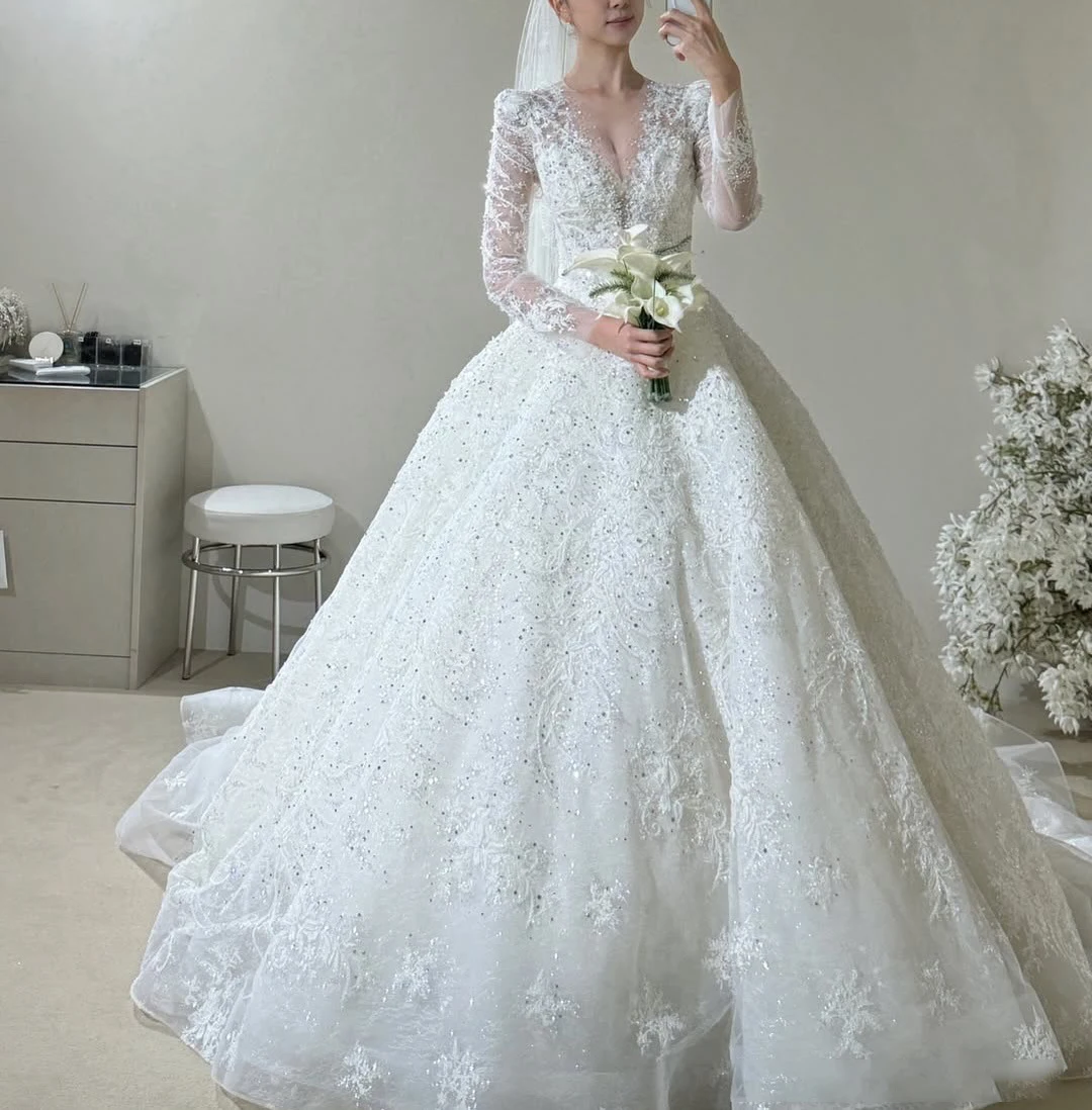 Exquisite Wedding Dress V-Neck Long Sleeves Beaded Crystal Sequins Ball Gown Bride Gown Court Train Customized Vestido De Novia
Exquisite Wedding Dress V-Neck Long Sleeves Beaded Crystal Sequins Ball Gown Bride Gown Court Train Customized Vestido De Novia