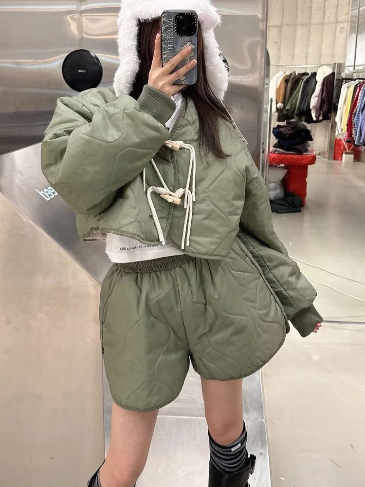 Dongda Gate Cotton Jaet ort V-ne Women's Quilted Durable Winter Coat with High Waist orts Thermal Faion Set
Dongda Gate Cotton Jaet ort V-ne Women's Quilted Durable Winter Coat with High Waist orts Thermal Faion Set