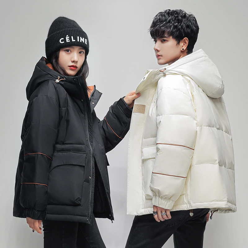 Высококачественная зимняя куртка-пуховик для мужчин и женщин, свободного кроя, в городском стиле, из 100% полиэфирного волокна, со съемным капюшоном.
Высококачественная зимняя куртка-пуховик для мужчин и женщин, свободного кроя, в городском стиле, из 100% полиэфирного волокна, со съемным капюшоном.