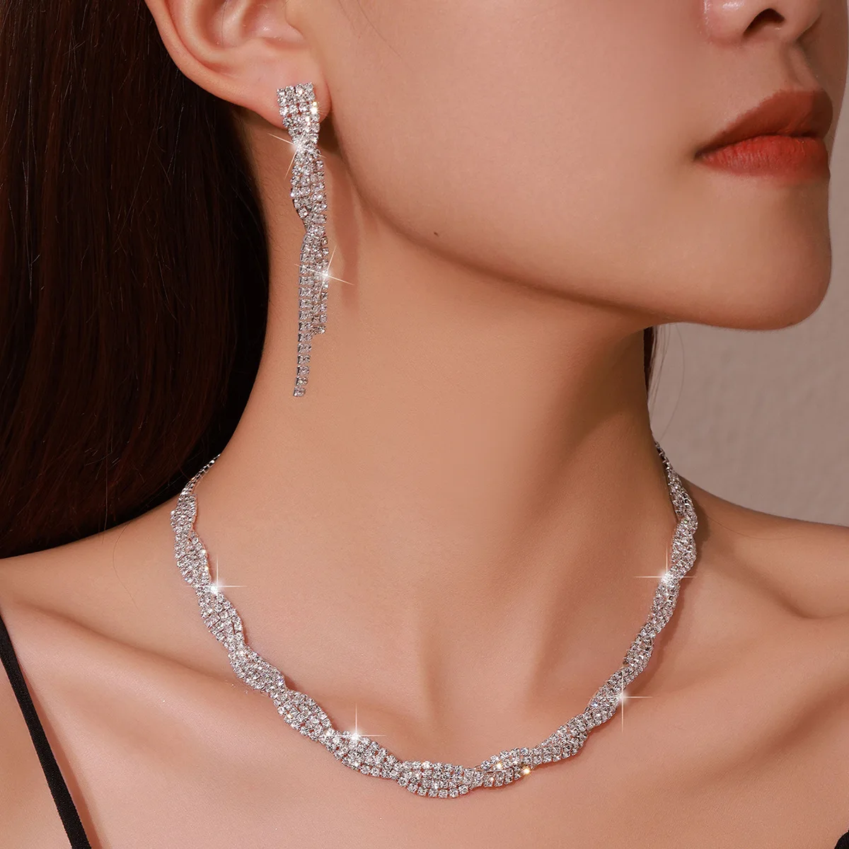 A set of hot-selling necklaces, exquisite necklaces, earrings, a two-piece set, neck chains, and dinner accessories for women.
A set of hot-selling necklaces, exquisite necklaces, earrings, a two-piece set, neck chains, and dinner accessories for women.