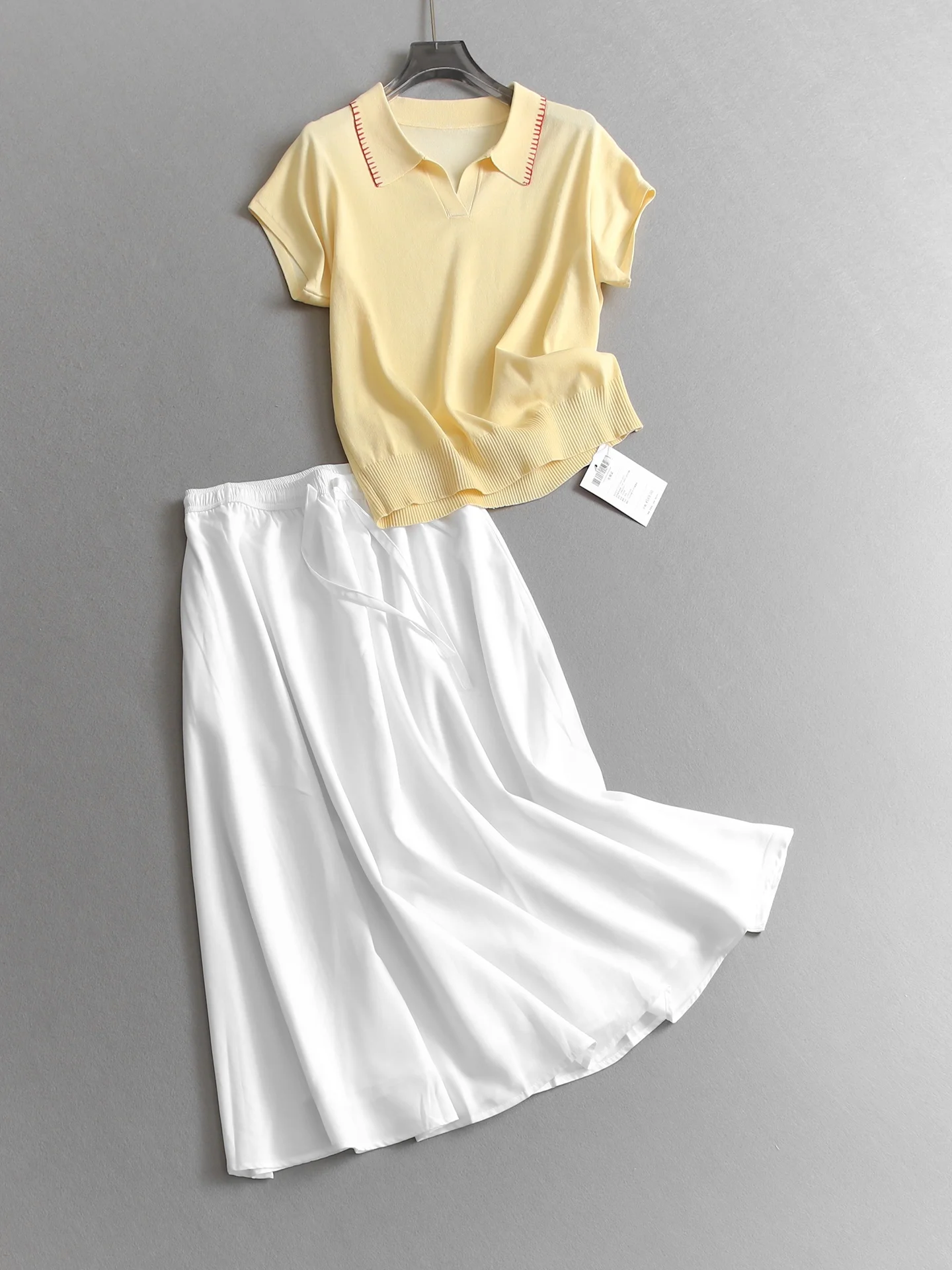 Color Block Knitwear Short Sleeve Turn-down Collar Loose Waist Women's Set with A-Line Skirt Fashionable Summer Outfit
Color Block Knitwear Short Sleeve Turn-down Collar Loose Waist Women's Set with A-Line Skirt Fashionable Summer Outfit