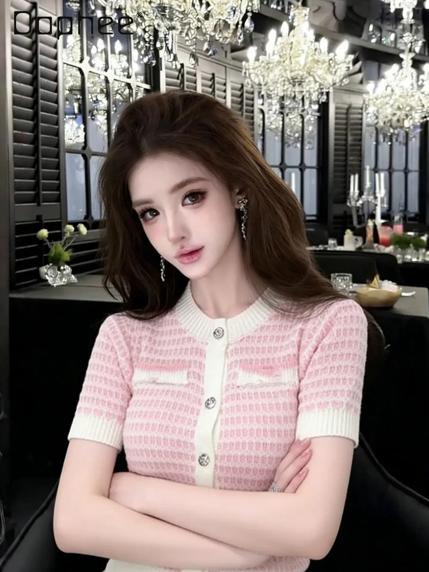 French Elegant Classic Style Single-breasted Short-sleeved Knitted Cardigan Top Women High-end Fashion Splicing Color Slim Top
French Elegant Classic Style Single-breasted Short-sleeved Knitted Cardigan Top Women High-end Fashion Splicing Color Slim Top
