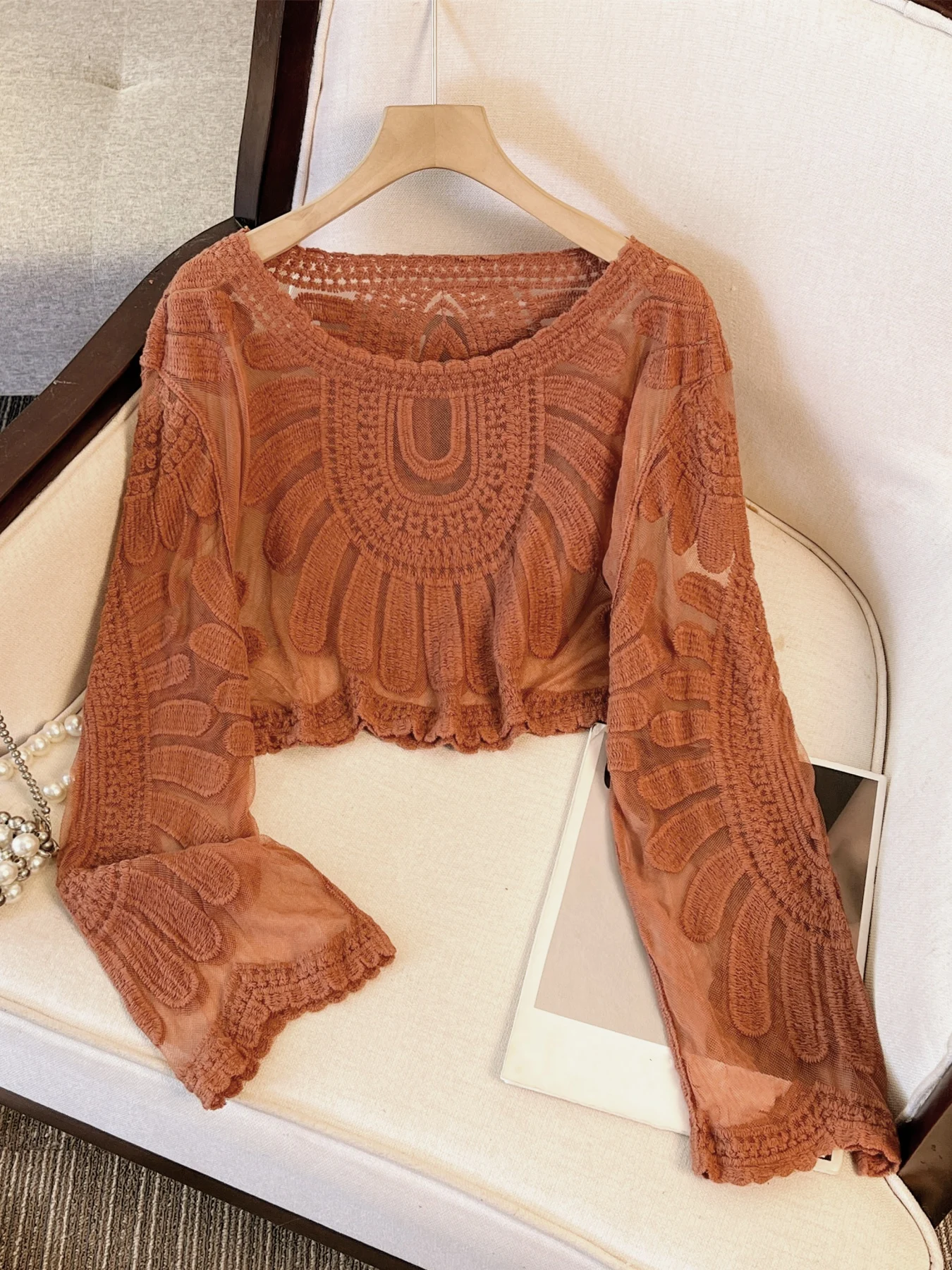 Летний женский пляжный чехол, сетчатый топ с вышивкой и круглым вырезом с длинными рукавами, тонкая повседневная солнцезащитная рубашка для отдыха
Летний женский пляжный чехол, сетчатый топ с вышивкой и круглым вырезом с длинными рукавами, тонкая повседневная солнцезащитная рубашка для отдыха