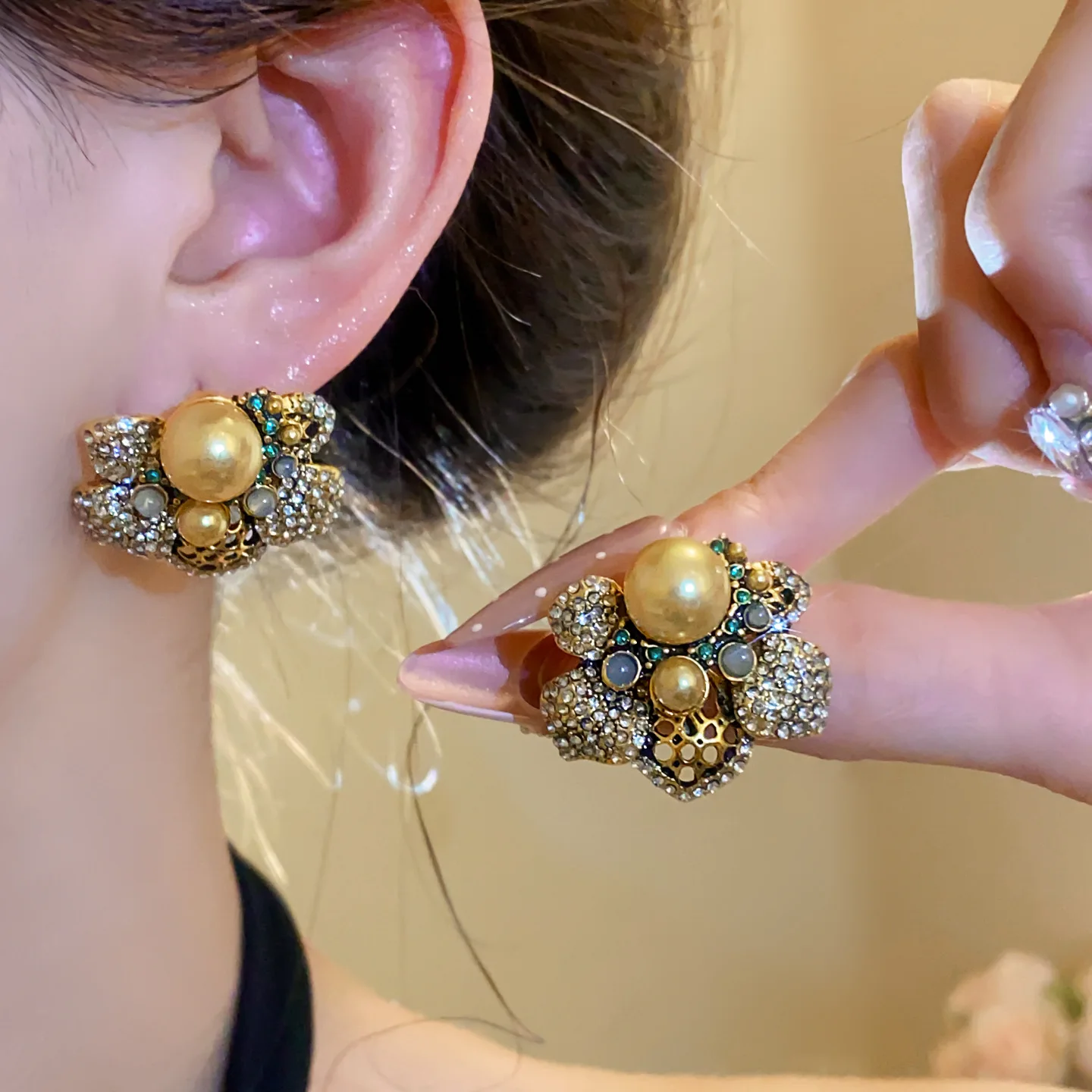 Vintage Baroque Palace Floral Pearl Zircon Stud Earrings Hypoallergenic Silver Post Dainty Ladies Wedding Party Matching Elegant
Vintage Baroque Palace Floral Pearl Zircon Stud Earrings Hypoallergenic Silver Post Dainty Ladies Wedding Party Matching Elegant