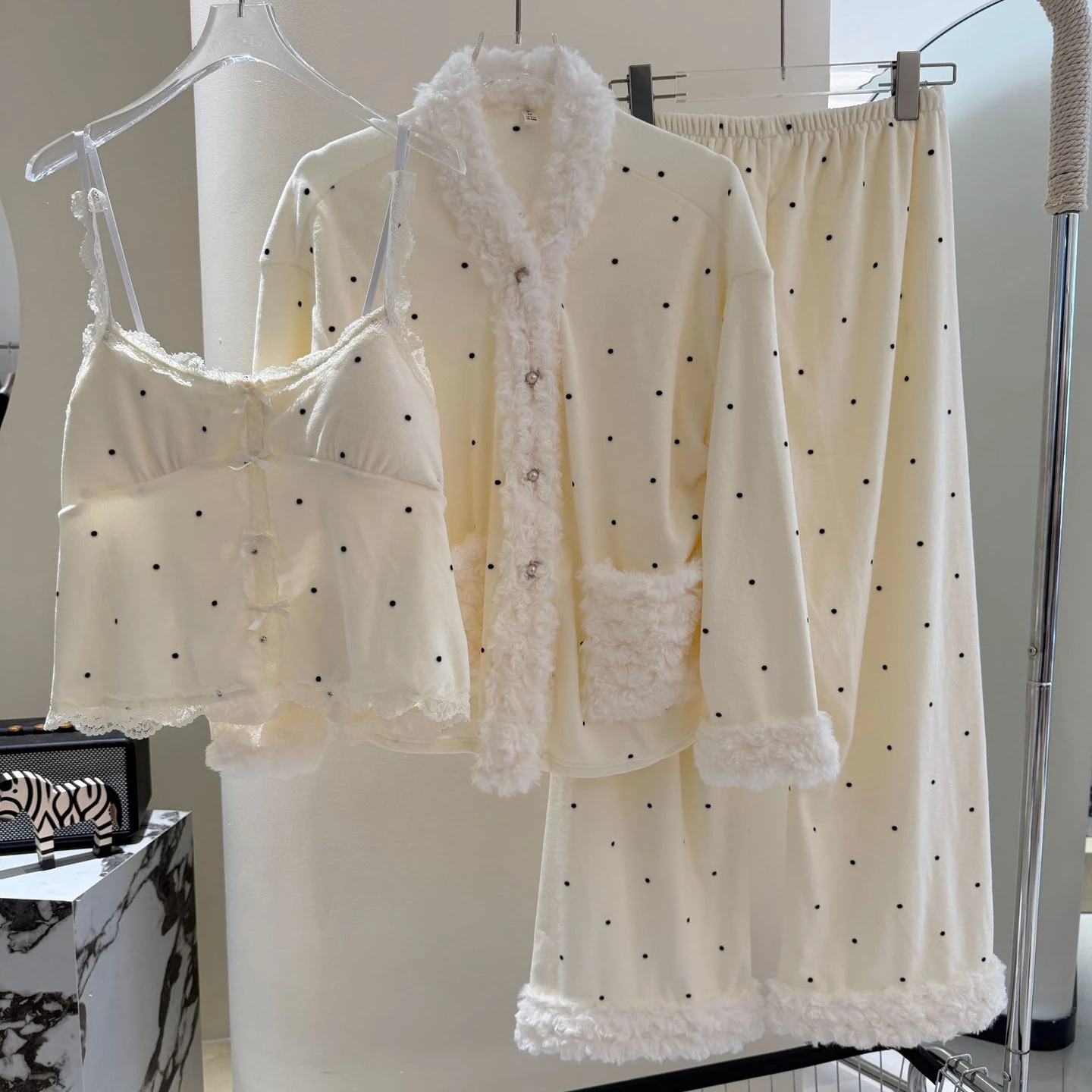 Осень-зима, пижамный комплект из 3 предметов, бархатный пижамный комплект в горошек с длинными рукавами и длинными рукавами, домашняя одежда, женская сексуальная одежда для сна, брючная пижама PJS
Осень-зима, пижамный комплект из 3 предметов, бархатный пижамный комплект в горошек с длинными рукавами и длинными рукавами, домашняя одежда, женская сексуальная одежда для сна, брючная пижама PJS