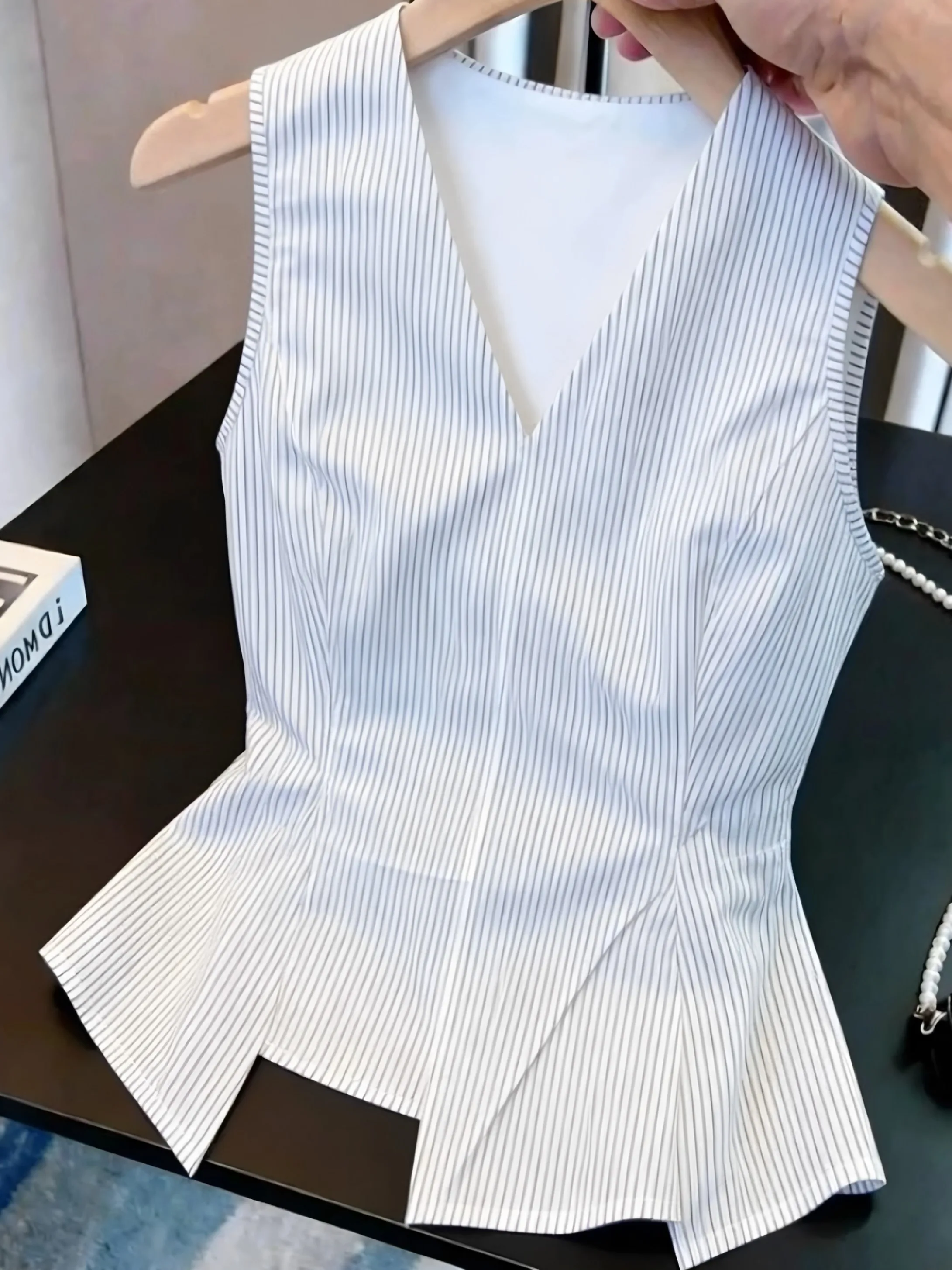 Summer 2026 New Fashion Casual Unique Beautiful Lazy High-End Feeling V-neck Stripe Sleeveless Shirt Korean Style Straight Cut
Summer 2026 New Fashion Casual Unique Beautiful Lazy High-End Feeling V-neck Stripe Sleeveless Shirt Korean Style Straight Cut
