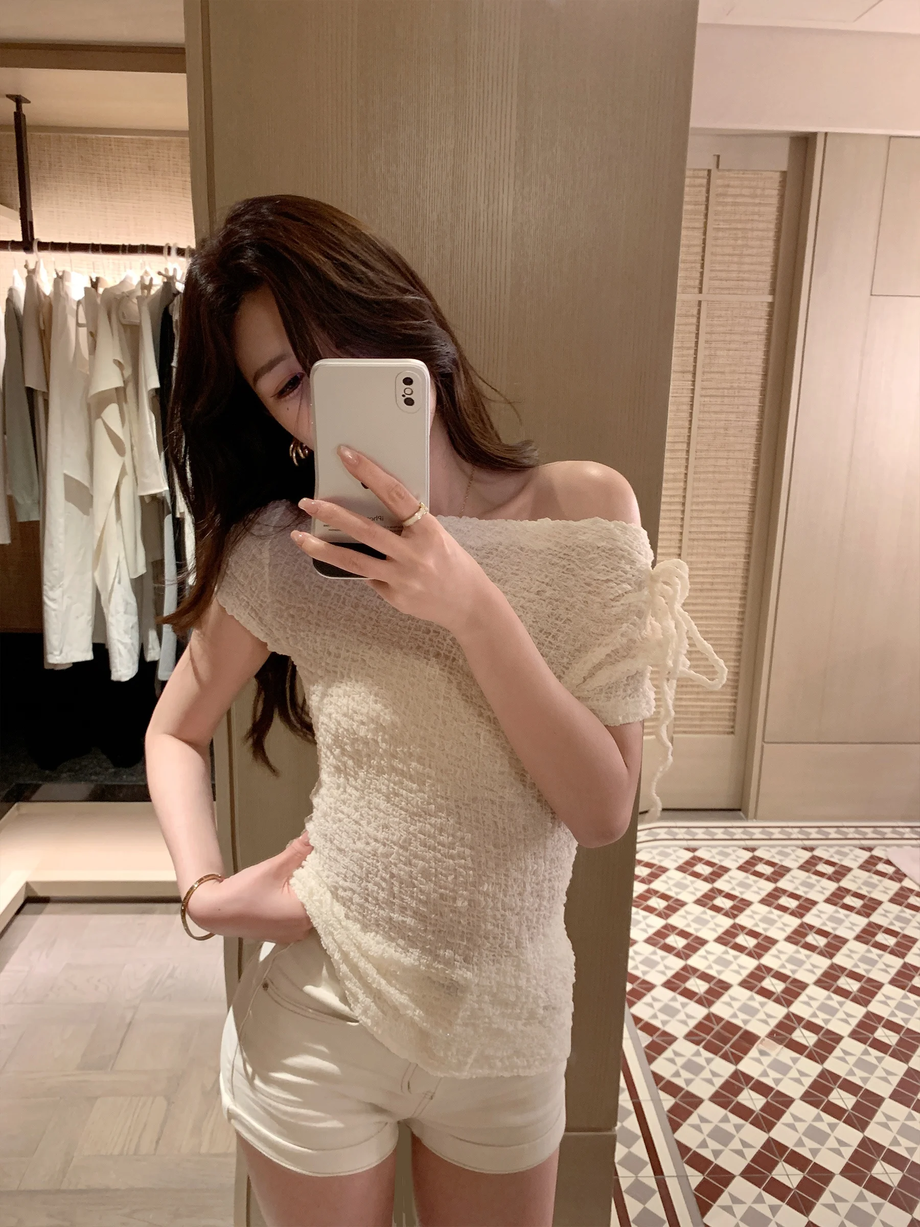Fashion Texture Sensation Summer Short Sleeve T-Shirt in Beige Color Casual Waist-Cinching Design V-Neck Knitted Top for Women
Fashion Texture Sensation Summer Short Sleeve T-Shirt in Beige Color Casual Waist-Cinching Design V-Neck Knitted Top for Women