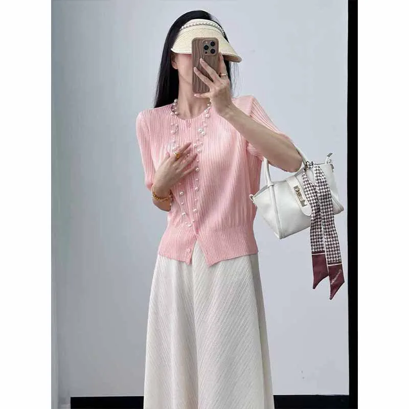 Miyake Style Pleated Top for Women 2025 New Solid Color Short-sleeved Single-breasted Fashionable Versatile Simple T-shirt
Miyake Style Pleated Top for Women 2025 New Solid Color Short-sleeved Single-breasted Fashionable Versatile Simple T-shirt