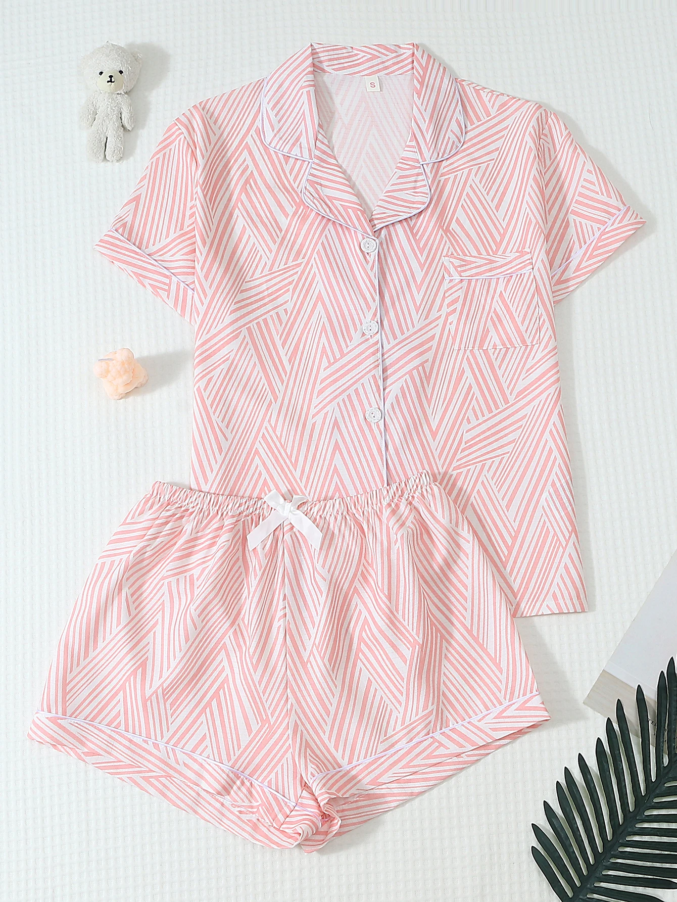 Two-Piece Set of Comfortable Pink and White Striped Diamond-Patterned Printed Collared Button-Down Short-Sleeve Top with Pockets and Bow Shorts, Spring and Summer Women's Pajama Loungewear Set Suitable for Home Use
Two-Piece Set of Comfortable Pink and White Striped Diamond-Patterned Printed Collared Button-Down Short-Sleeve Top with Pockets and Bow Shorts, Spring and Summer Women's Pajama Loungewear Set Suitable for Home Use