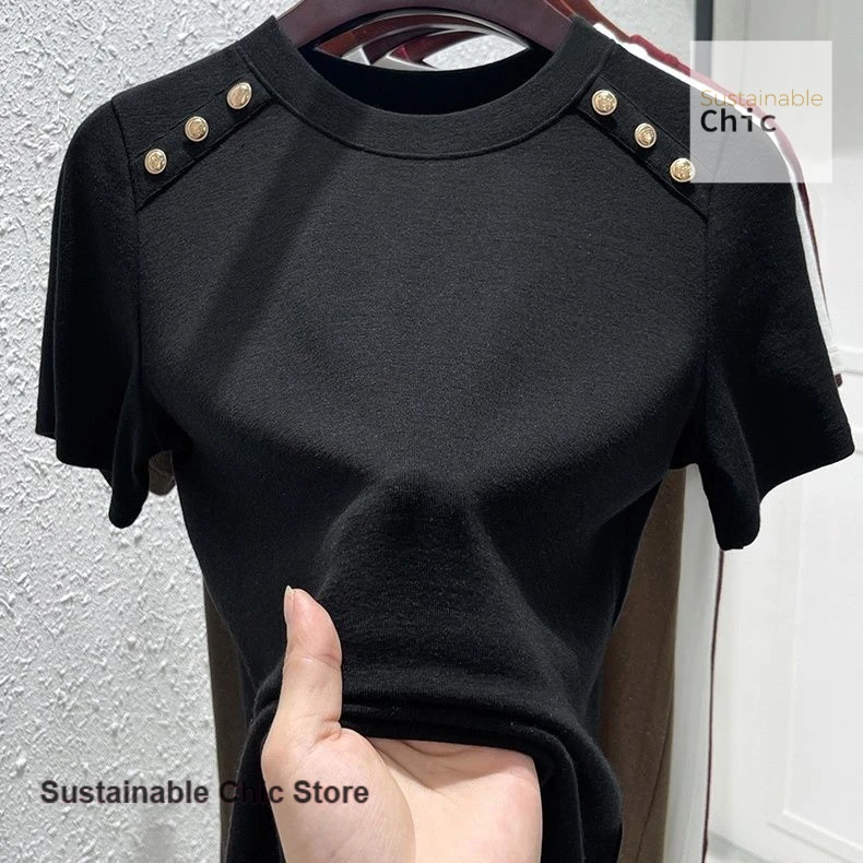 French style round neck button design short sleeve T-shirt women's summer new fashion design bottoming shirt loose Joker top.
French style round neck button design short sleeve T-shirt women's summer new fashion design bottoming shirt loose Joker top.