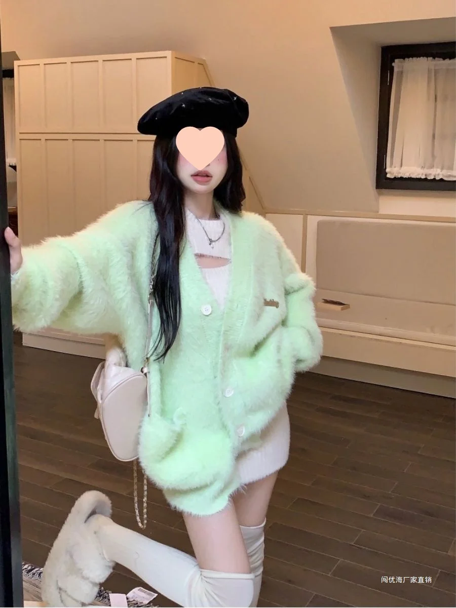 Утепленный кардиган средней длины в готическом стиле для женщин, асимметричный, с объемным капюшоном, стразами, рукавами реглан, вырезами, для уличной моды
Утепленный кардиган средней длины в готическом стиле для женщин, асимметричный, с объемным капюшоном, стразами, рукавами реглан, вырезами, для уличной моды