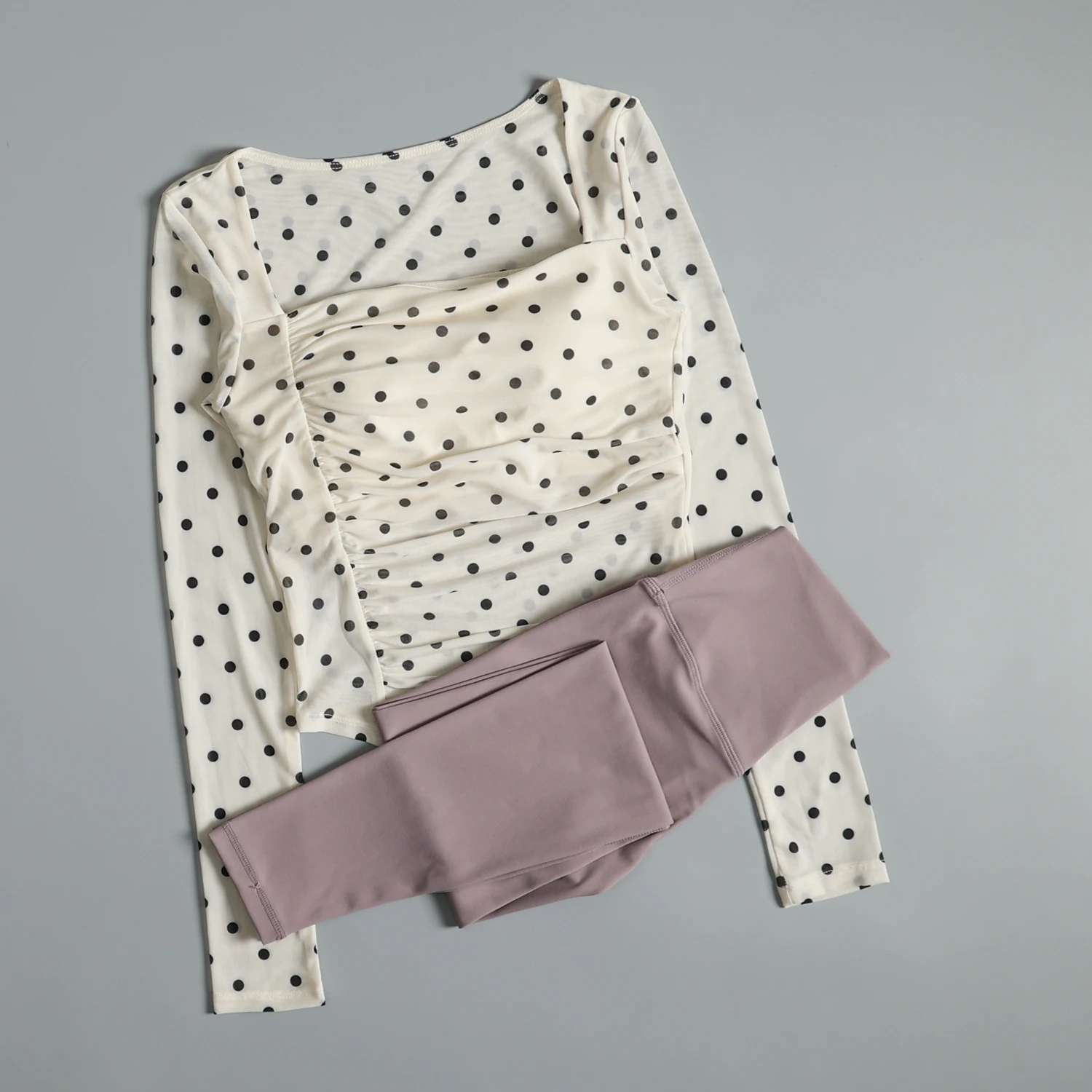 Костюм для йоги для женщин на осень и зиму, спортивная быстросохнущая одежда для тренировок в тренажерном зале, красивая утягивающая одежда для бега и
Костюм для йоги для женщин на осень и зиму, спортивная быстросохнущая одежда для тренировок в тренажерном зале, красивая утягивающая одежда для бега и